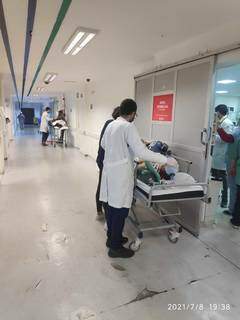 Pacientes sendo atendidos no corredor do hospital. (Foto: Santa Casa)