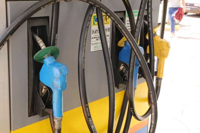 Maioria pesquisa pre&ccedil;o, mas nem sempre resolve problema da gasolina cara