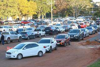 População espera a vez de se vacinar para reduzir risco de morte pela covid (Foto: Henrique Kawaminami/Arquivo)