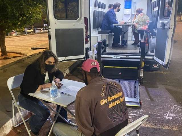 Em &quot;Van dos Direitos&quot;, Defensoria P&uacute;blica oferece atendimento a moradores de rua