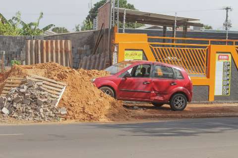 Motorista passa mal, perde controle de dire&ccedil;&atilde;o e &ldquo;entra&rdquo; em monte de areia