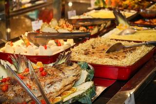 Buffet também tem uma variedade de pratos elaborados com frutos do mar. (Foto: Henrique Kawamanami)