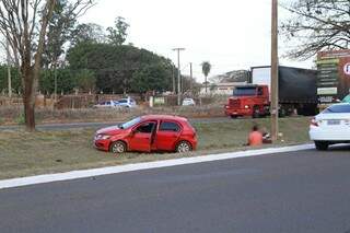 Casal sentado no canteiro da Avenida Gury Marques, aguardando chegada da seguradora (Foto: Kísie Ainoã)