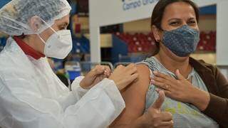 Trabalhadora da educação é vacinada no ginásio Guanandizão (Foto: PMCG)