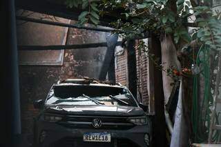 Fundos da residência e carro da vítima foram destruídos pelo fogo (Foto: Henrique Kawaminami)