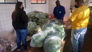 Alimentos atendem família que passam por necessidades e também contribui para incentivar produção local (Foto: Divulgação)