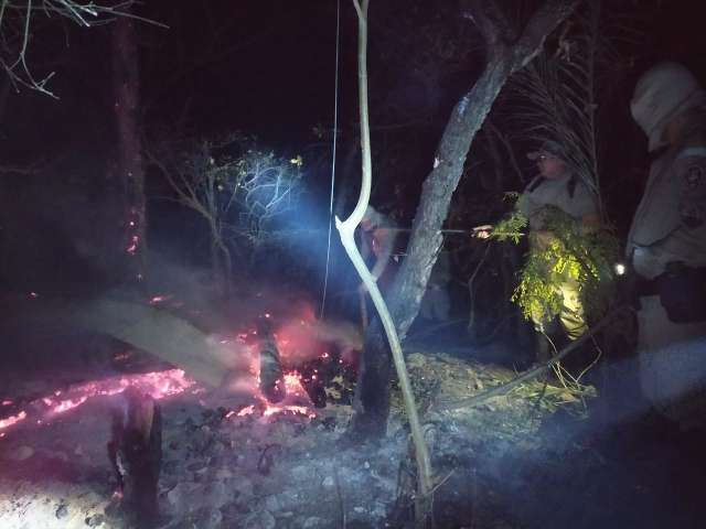 Ap&oacute;s horas de combate, for&ccedil;a-tarefa controla inc&ecirc;ndio no Morro do Mateus 