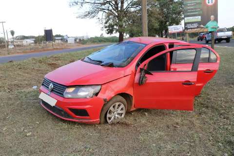 Mulher se assusta com carro em alta velocidade e capota em avenida