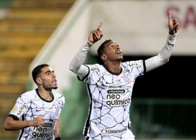 Com gol de J&ocirc;, Corinthians vence a Chapecoense e avan&ccedil;a na tabela do Brasileir&atilde;o