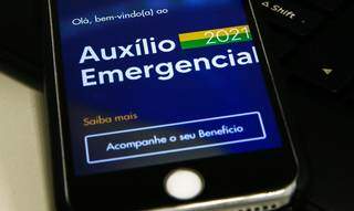 Beneficiário pode acompanhar calendário pelo aplicativo de celular (Foto: Agência Brasil)
