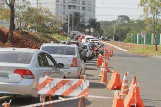 Fila de carros para chegar ao drive-thru da Cassems (Foto: Marcos Maluf)