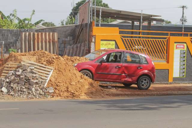 Motorista passa mal, perde controle de dire&ccedil;&atilde;o e &ldquo;entra&rdquo; em monte de areia
