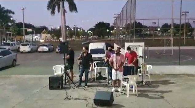 No &quot;vale tudo&quot; para atrair p&uacute;blico at&eacute; show de pagode anima ponto de vacina&ccedil;&atilde;o 