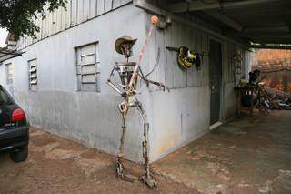 Robô cowboy fica logo na entrada da casa de Rômulo. (Foto: Paulo Francis)