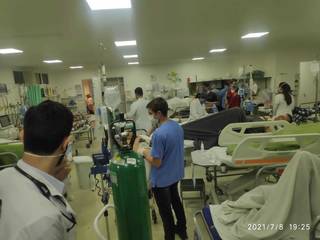 Funcionários do hospital atendendo pacientes em sala lotada. (Foto: Santa Casa)