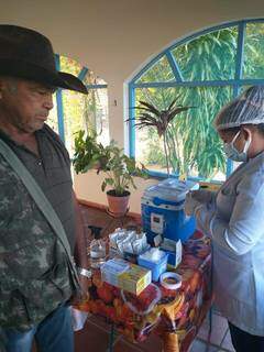 Trabalhador pantaneiro recebendo dose da Janssen ontem, em fazenda em Corumbá. (Foto: Sindicato Rural)
