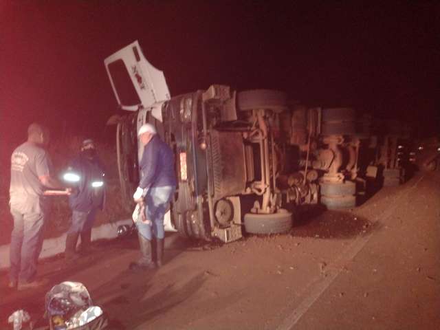 Motorista fica ferido ap&oacute;s caminh&atilde;o tombar na BR-262