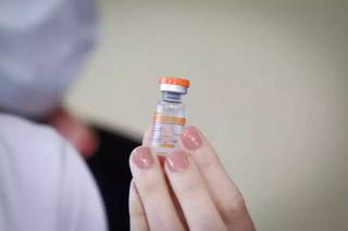 Dose de vacina contra a covid-19 da Coronavac (Foto: Henrique Kawaminami/Arquivo)
