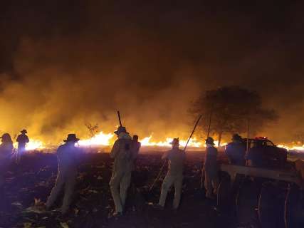 Sobe para 2,7 mil hectares área devastada por fogo no Banhado do Rio da Prata