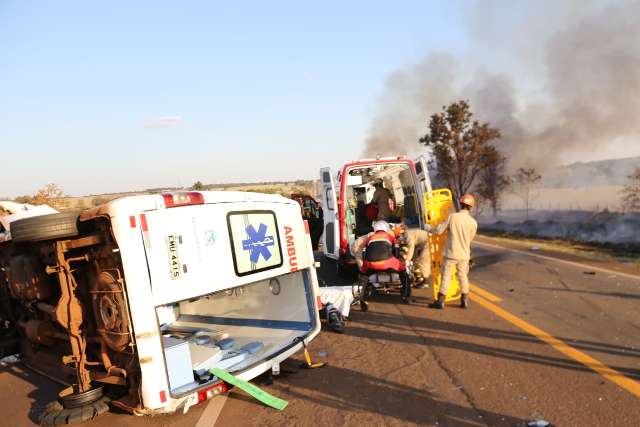 Carreta pega fogo em acidente com ambul&acirc;ncia e 2 morrem a caminho da Capital