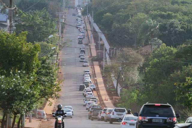 Nem fila de 4 km espanta quem quer se proteger da covid