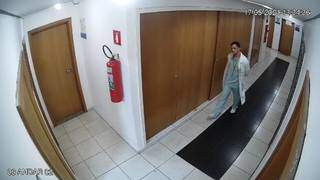 Câmeras de segurança do condomínio flagraram médico, por diversas vezes, transitando sem máscara nos corredores próximos ao consultório, onde também funcionavam salas de outros condôminos. (Foto: Reprodução do processo)