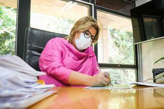 Secretária-adjunta de Estado de Saúde, Christine Maymone, analisando os dados diarimanete para controlar a pandemia em Mato Grosso do Sul (Foto Henrique Kawaminami)