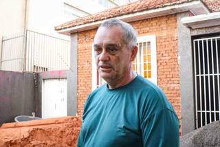 Motorista de caminhão baú, Edmar Aparecido Alves, de 51 anos, que demora até 3 dias para fazer uma entrega na rua Padre João Crippa por conta das obras (Foto: Henrique Kawaminami)