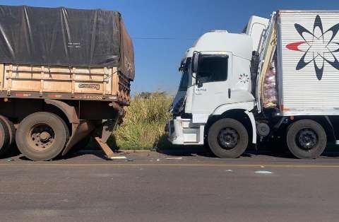  Imprudência causa colisão entre caminhões e deixa motorista ferido em rodovia
