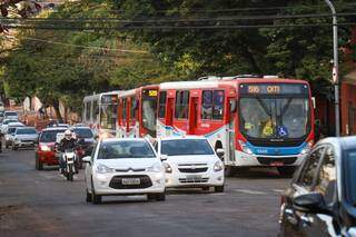 Ônibus em trânsito lento na Rua Padre João Crippa, na manhã de hoje (Foto: Henrique Kawaminami)
