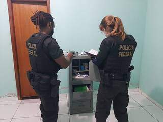 Policiais federais cumprem mandado de busca na operação Asclépio. (Foto: Divulgação/PF)
