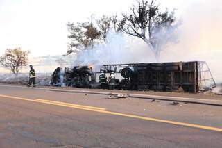 Carreta ficou completamente destruída pelo fogo (Foto: Paulo Francis)