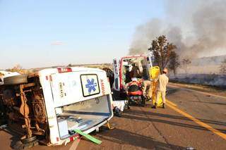 Com o impacto, ambulância perdeu porta e motors (Foto: Paulo Francis)