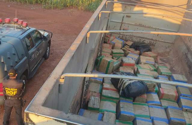 Motorista de carreta &eacute; preso com mais de 3 toneladas de maconha
