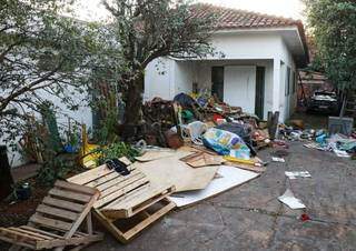 Na manhã seguinte ao incêndio, quintal de casa incendiada ficou cheio de produtos queimados (Foto: Henrique Kaeaminami)