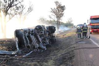 Carreta que bateu de frente com ambulância pegou fogo após o choque. (Foto: Paulo Francis)