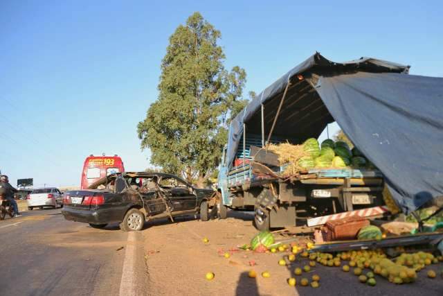 Carro avan&ccedil;a em barraca de frutas ap&oacute;s ser fechado por caminh&atilde;o 