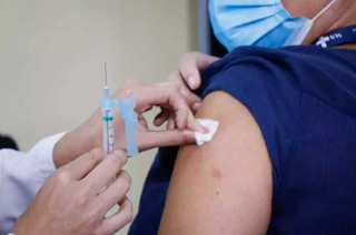 Vacinação contra covid continua, neste domingo, para três diferentes grupos (Foto: Henrique Kawaminami)