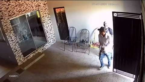 Vítima de furto posta vídeo em busca de arrombadores no Ramez Tebet