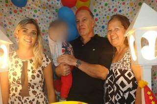 Isabela, filha de Iva, neto, marido e a vítima em foto de família (Foto: Reprodução/Facebook)