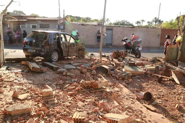 Trio rouba carro rec&eacute;m-comprado e em minutos, destr&oacute;i ve&iacute;culo e muro  
