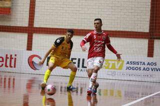Equipe douradense, de amarelo, já venceu duas partidas em sua primeira participação na Liga Futsal (Foto: Natiele Torres/Ascom)