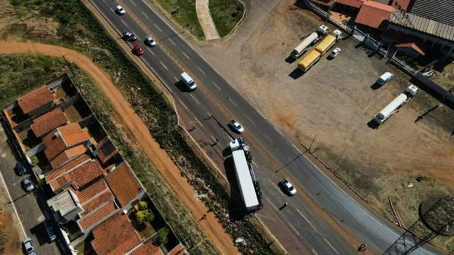 Caminh&atilde;o tomba na avenida Jo&atilde;o Arinos e motorista fica preso &agrave;s ferragens 