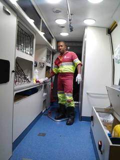 Jair Queiroz dos Santos dentro de ambulância. (Foto: Assessoria CCR MSVia)