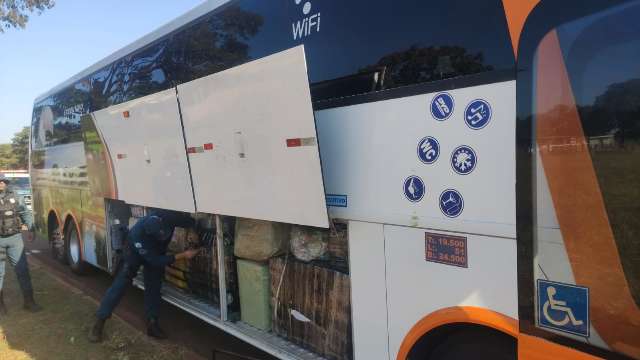 Em bloqueio na BR-395, pol&iacute;cia apreende &ocirc;nibus lotado de &ldquo;muamba&rdquo; 