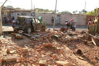 Carro e muro destruídos em acidente (Foto: Kísie Ainoã)