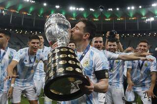 Messi e a comemoração do time no que os argentinos já chamam de &#34;Maracanazo&#34; (Foto: AP)