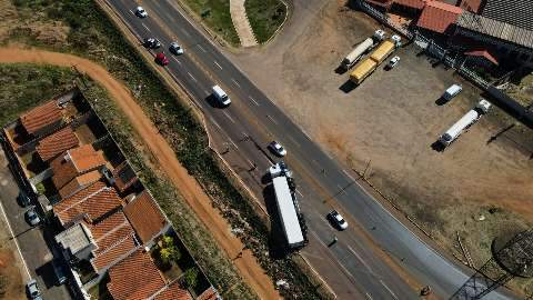 Caminhão tomba na avenida João Arinos e motorista fica preso às ferragens 