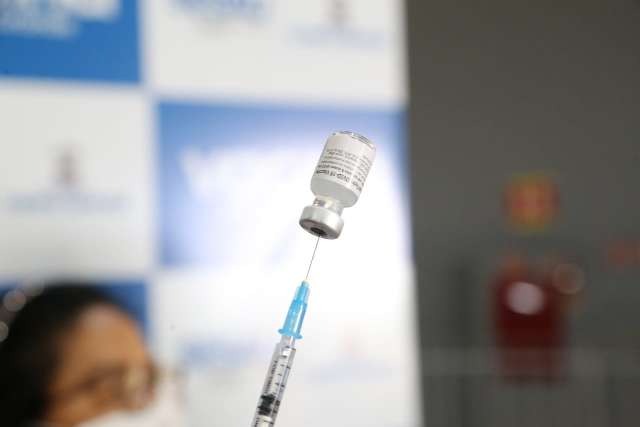 Vacina&ccedil;&atilde;o na segunda &eacute; para trabalhadores da ind&uacute;stria e aplica&ccedil;&atilde;o de 2&ordf; dose
