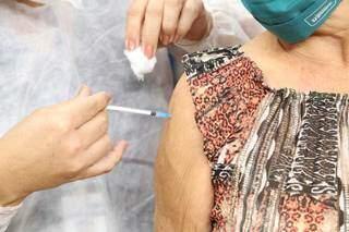 Mulher é vacinada contra a covid-19 em Campo Grande (Foto: Kísie Ainoã)
